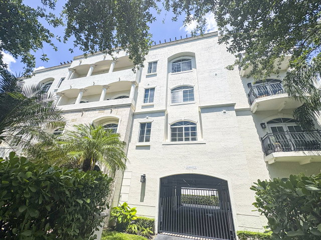 1121 Madruga Ave Condo photo 2
